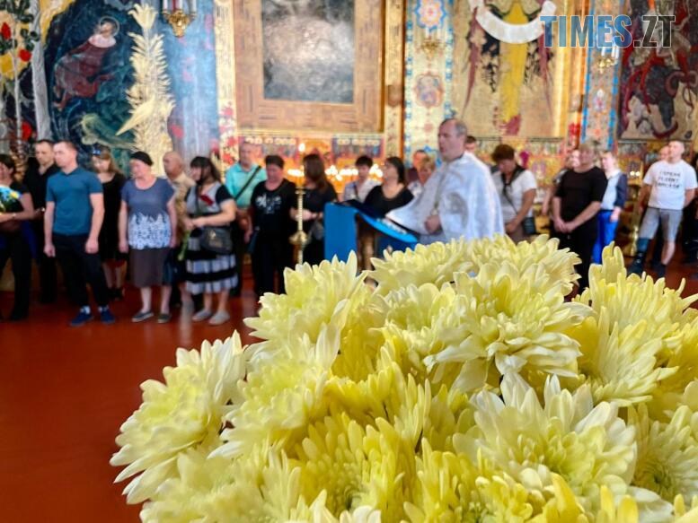 Рідні принесли квіти на прощання з полеглим Героєм