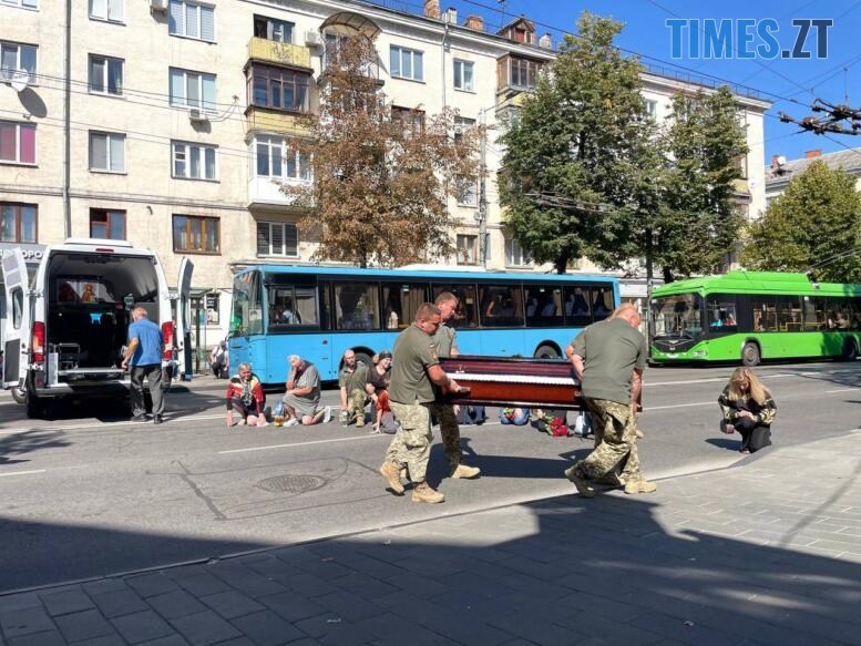 до Михайлівського собору заносять труну із загиблим воїном