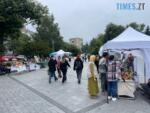 відвідувачі містечка майстрів на Новому бульварі