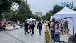 відвідувачі містечка майстрів на Новому бульварі