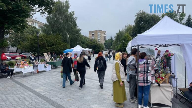 відвідувачі містечка майстрів на Новому бульварі