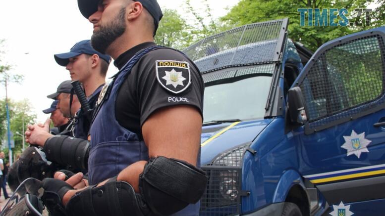 правоохоронці біля поліцейського мікроавтобуса