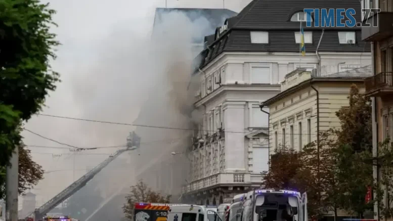 Влучання російського дрона в будівлю СБУ в Києві