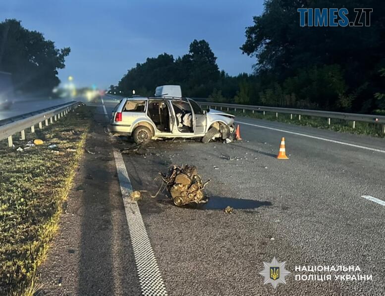 мотор легковика та сам автомобіль який потрапив у ДТП на Звягельщині