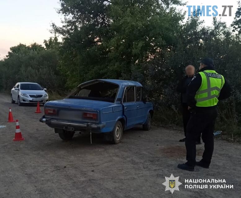 легковик, який потрапив у ДТП та правоохоронці поруч із ним