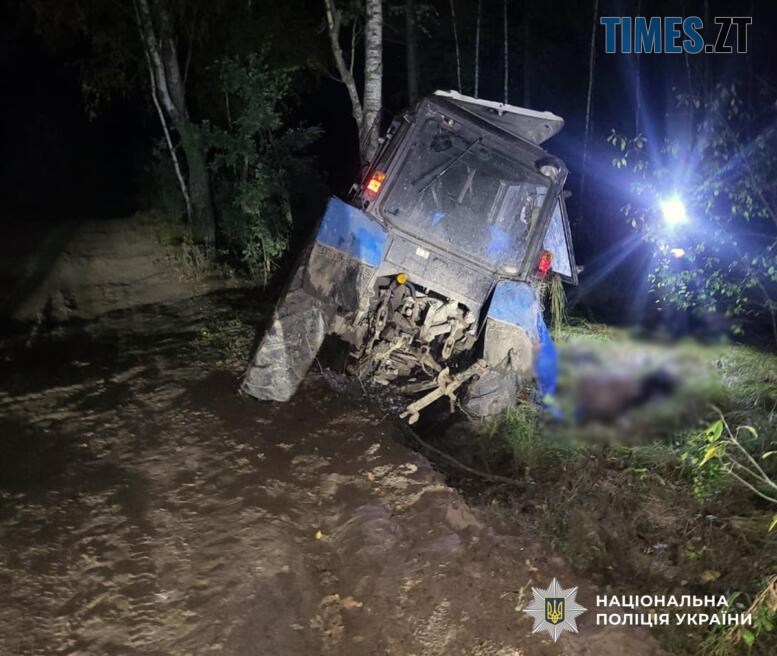 трактор на узбіччі дороги, який врізався у дерево