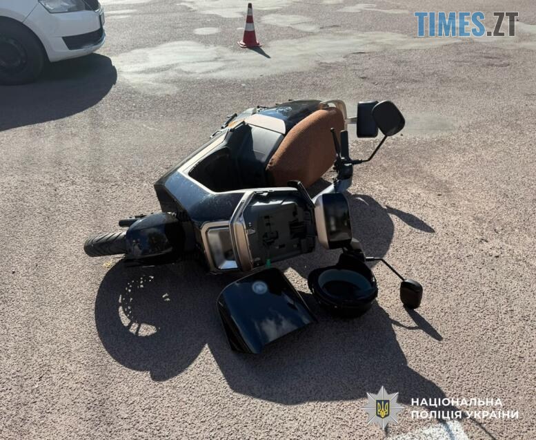 постраждалий у ДТП мотоцикл лежить на дорозі