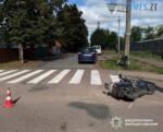 на перехресті лежить пошкоджений внаслідок ДТП мотоцикл
