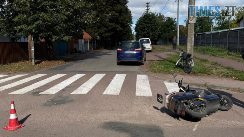 на перехресті лежить пошкоджений внаслідок ДТП мотоцикл