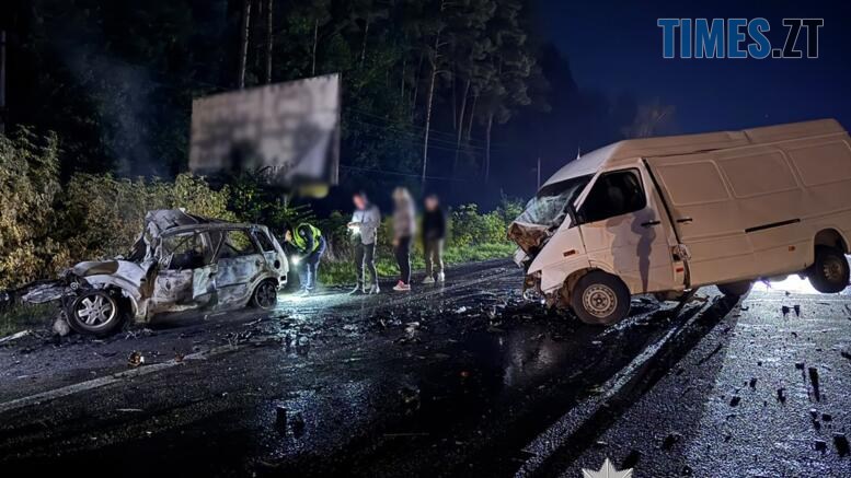 місце ДТП: потрощений мікроавтобус та згорілий від удару легковик