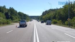 дорога, по якій їдуть автомобілі та стоять конуси на місці ДТП