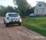 поліцейська машина на фоні якої легковик, що врізався у будинок
