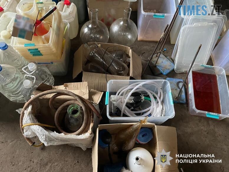 прекурсори, колби та інше приладдя вилучене з нарколабораторії на Житомирщині