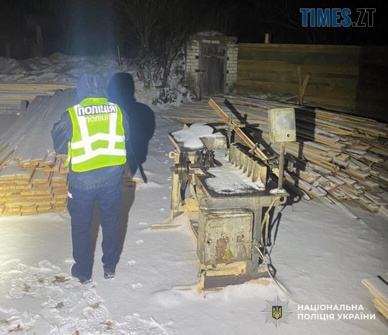 правоохоронець біля дерев'яних палет