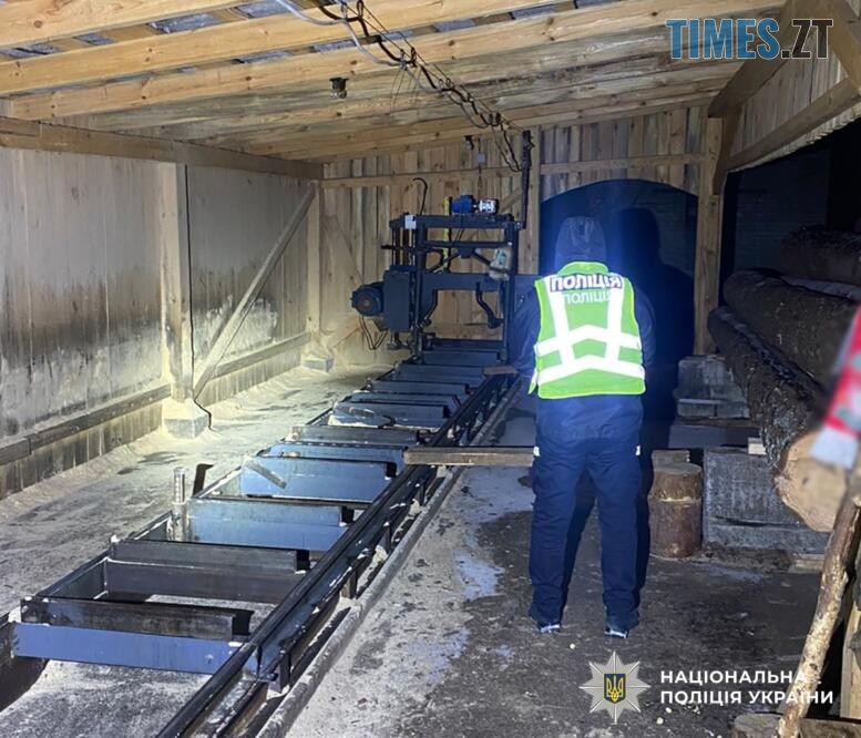 правоохоронець у деревообробному цеху