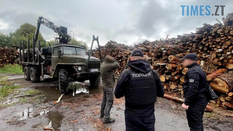правоохоронці біля колод лісу та лісовоза
