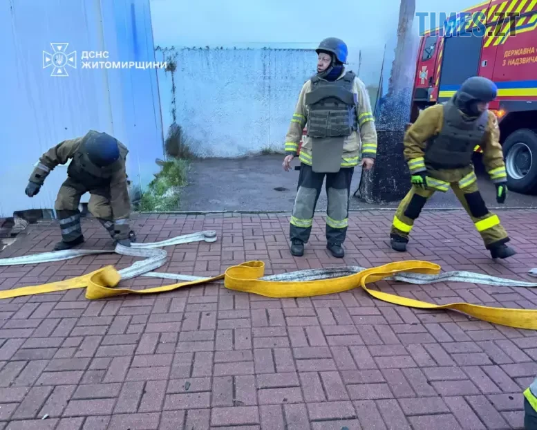 вогнеборці розкладають пожежні шланги