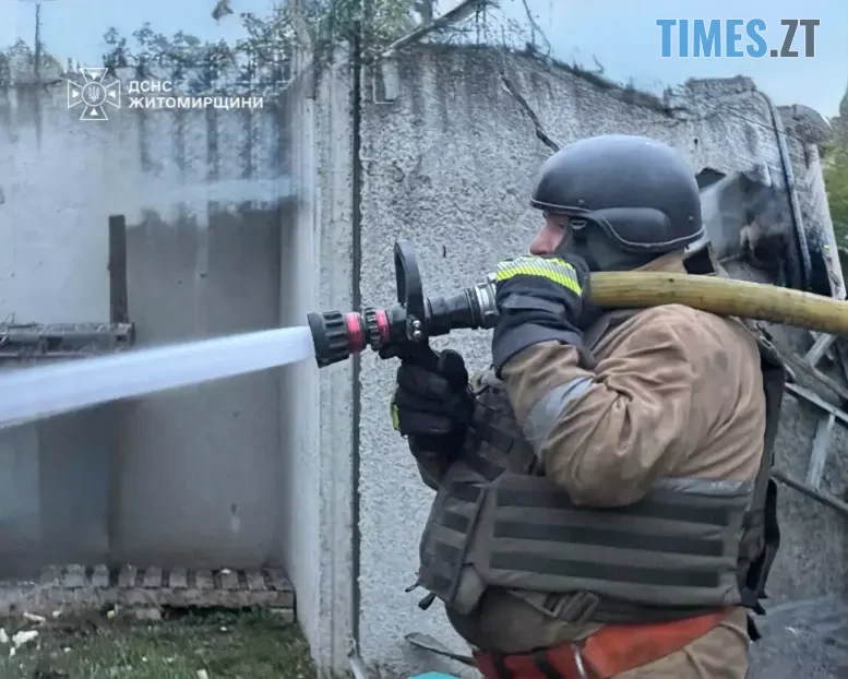 вогнеборець гасить пожежу що виникла після прильоту російського дрона