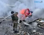 вогнеборець гасить пожежу що виникла після прильоту російського дрона