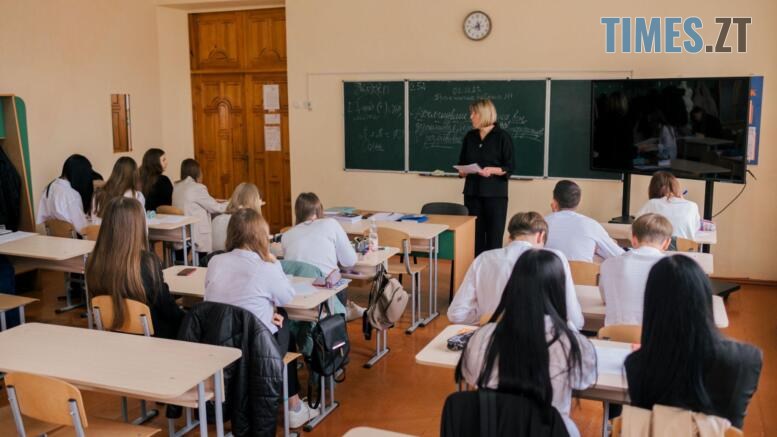 клас, де учні на уроці пишуть та вчителька біля дошки пояснює