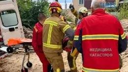 рятувальники транспортують юнака який впав у шахту ліфта