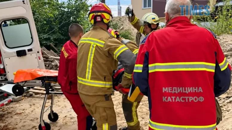 рятувальники транспортують юнака який впав у шахту ліфта