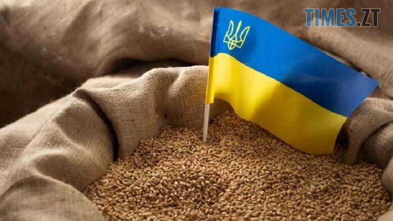 прапор України у мішку із зерном