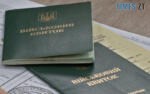 два військові квитки на столі