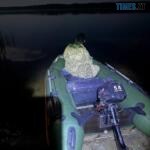 лодка екоіспекторів на озері на Житомирщині, у якій лежать вилучені з водойми сітки браконьєрів