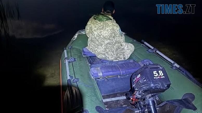 лодка екоіспекторів на озері на Житомирщині, у якій лежать вилучені з водойми сітки браконьєрів