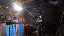 Пожежник гасить пожежу
