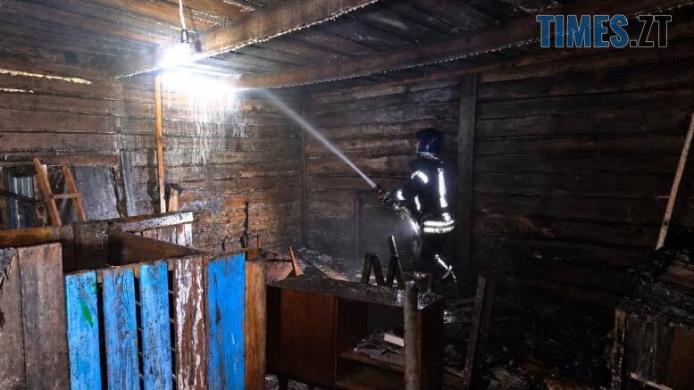 Пожежник гасить пожежу