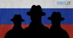 чорні силуети людей в шляпах на фоні російського прапора