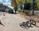 місце ДТП: кросовер та пошкоджений ним дитячий велосипед