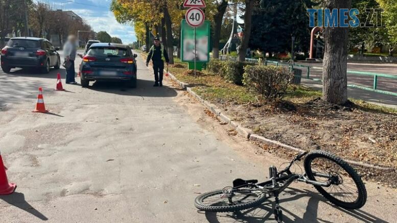 місце ДТП: кросовер та пошкоджений ним дитячий велосипед