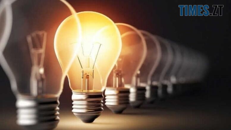 лампочки в ряд на темному фоні, одна зх яких світиться