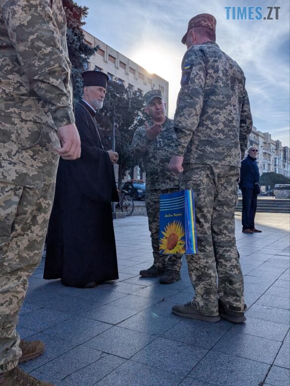 Отець Богдан з військовими