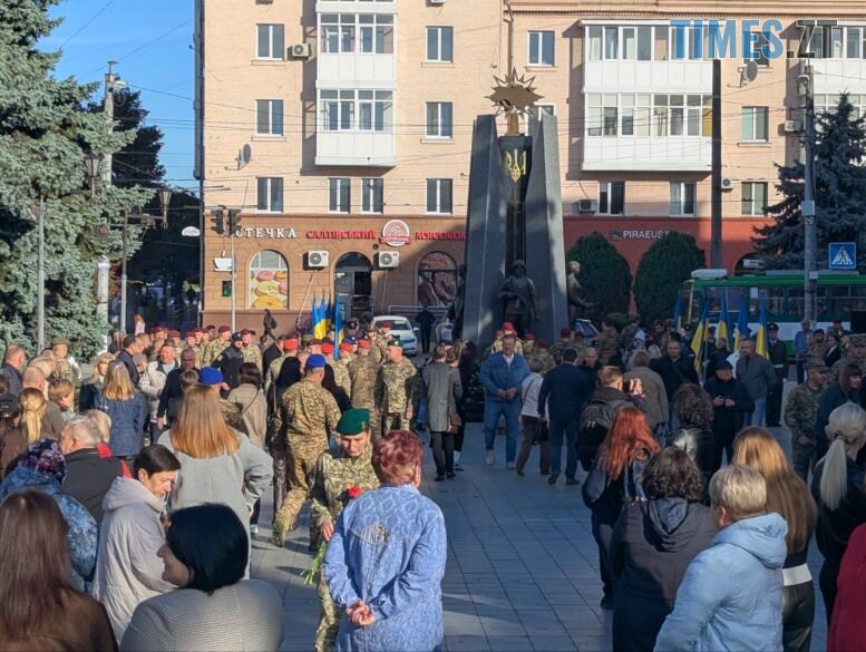 Житомиряни біля пам’ятного знака «Захисникам України у війні з російським агресором»