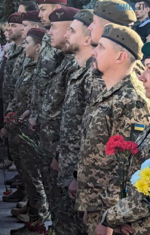 Шеренга військових