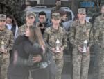 Військові і обійми дівчини