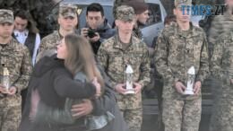 Військові і обійми дівчини