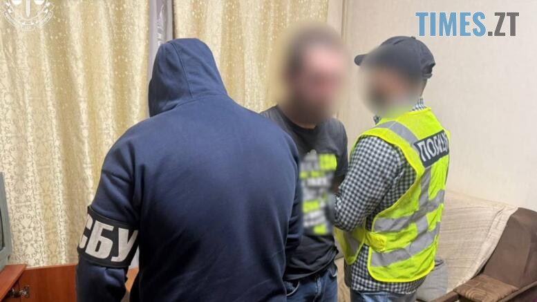 правоохоронці тримають під руки чоловіка, який скоїв теракт на Житомирщині на замовлення спецслужб рф