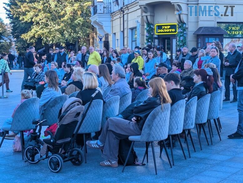 Глядачі сидять в кріслах