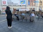 Глядачі перед військовим оркестром на Михайлівській
