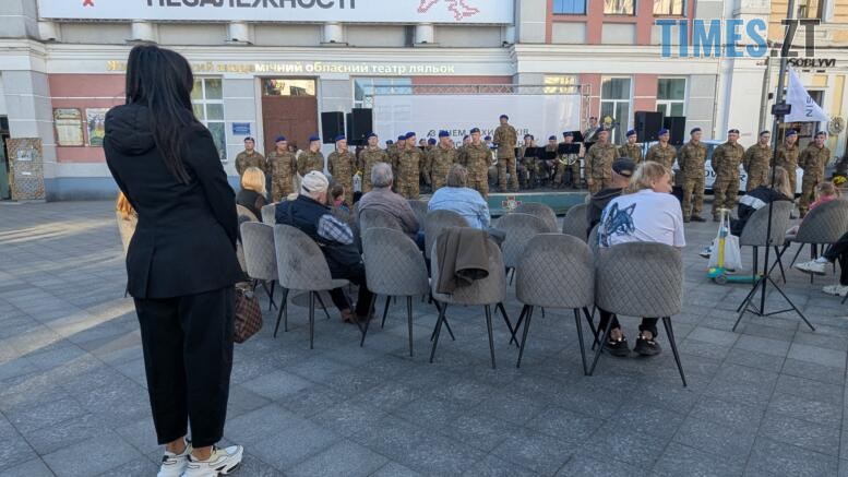 Глядачі перед військовим оркестром на Михайлівській