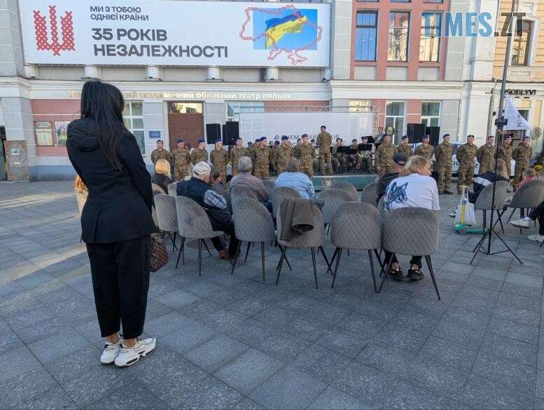 Глядачі перед військовим оркестром на Михайлівській