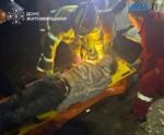 рятувальники тримають ноші з 18-річним юнаком, який зірвався з мосту у Житомирі