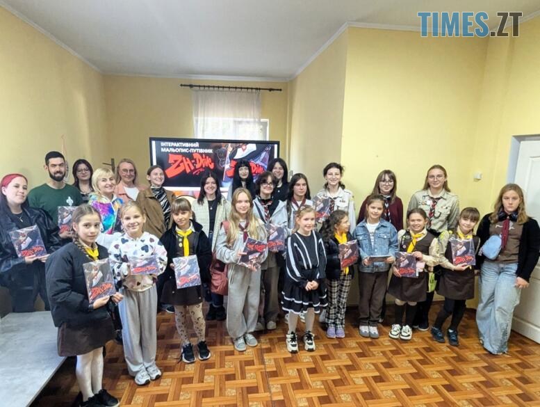 Група підлітків з книгами коміксів