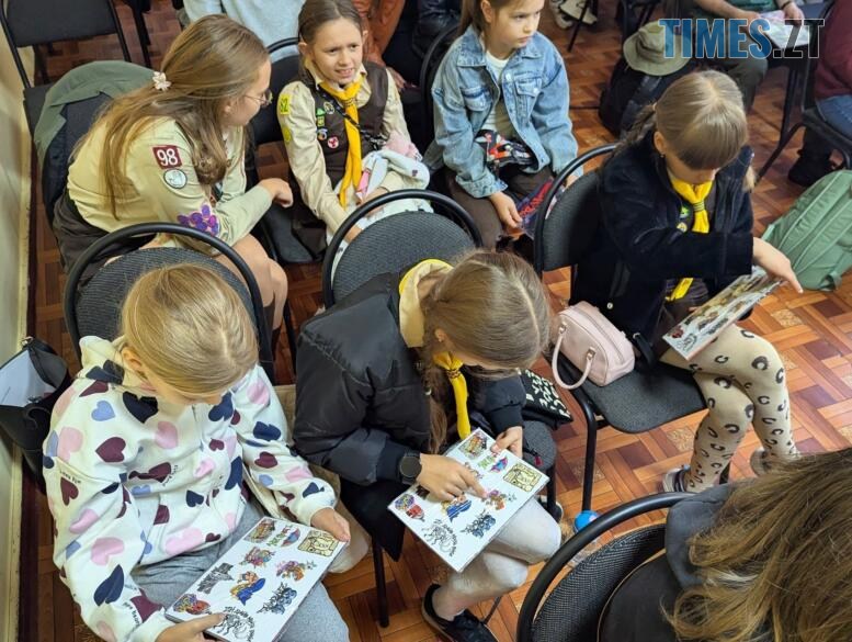 Підлітки розглядають малюнки