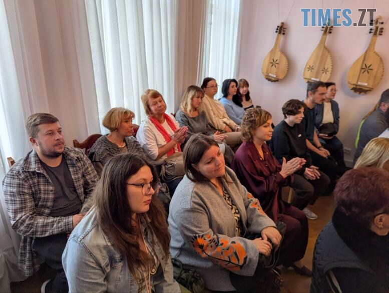 Люди слухають розповідь